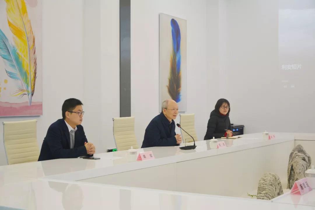 在座谈会中,邱翌女士向胡军部长一行汇报了公司的基本情况,近年