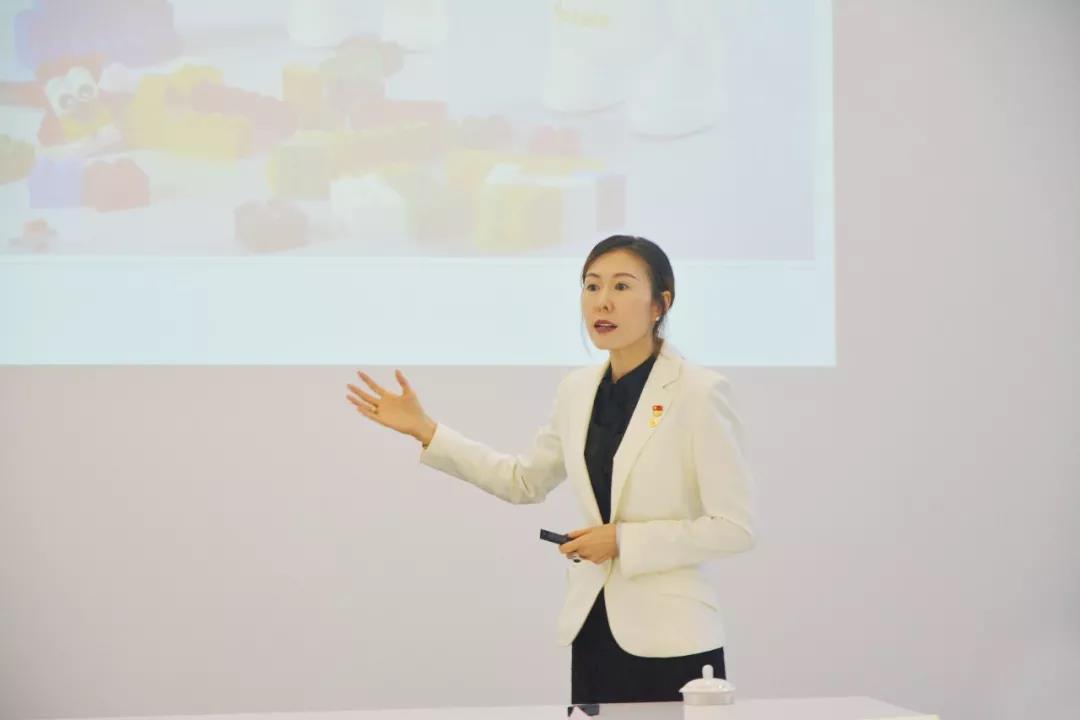 在座谈会中,邱翌女士向胡军部长一行汇报了公司的基本情况,近年